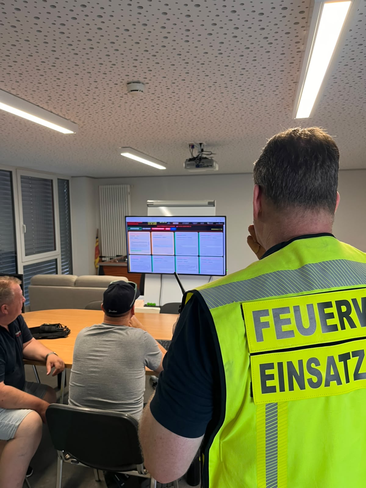 Lagebesprechung vor der Einsatzübersicht
